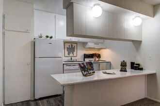 Building Photo - Alturas Eleventh