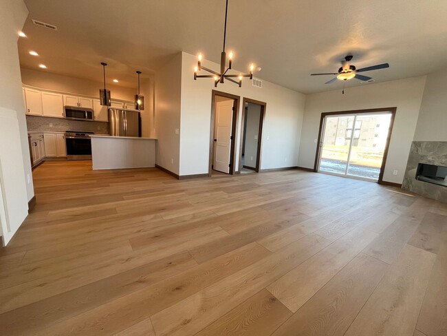 Building Photo - Newly Built 4 Bed/2.5 Bath Townhome in Aspen Ridge!