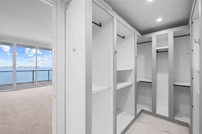 Building Photo - 100 South Pointe Dr