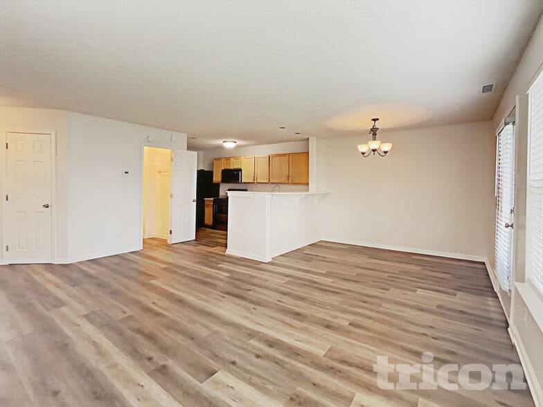Building Photo - 4525 Connaught Dr E
