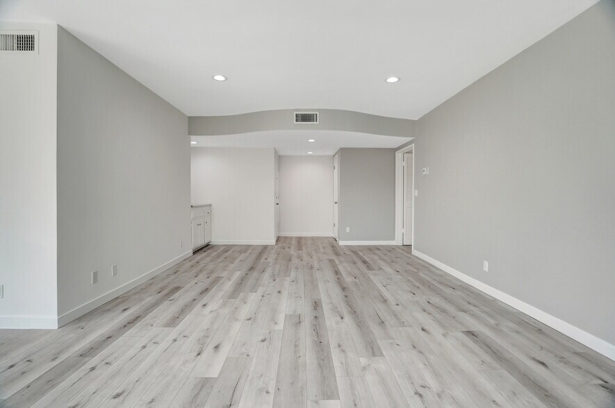 Building Photo - 10823 Camarillo St