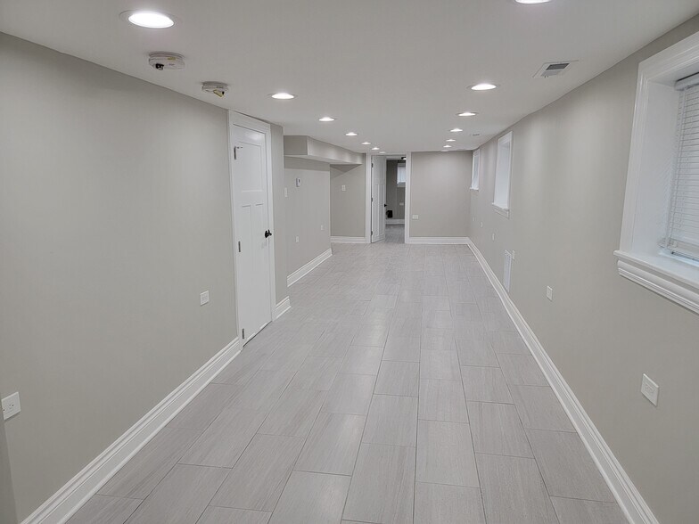 Building Photo - 5521 W 63rd Pl
