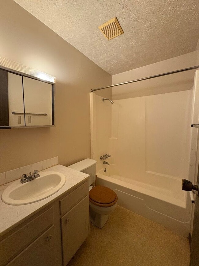 Building Photo - One bedroom one bathroom apartment for rent