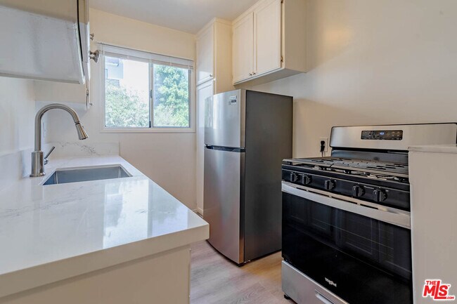 Building Photo - 758 N Hudson Ave