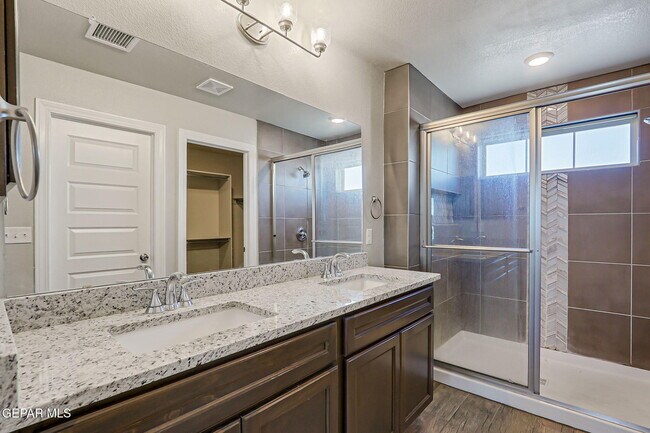 Building Photo - 13130 Oakhampton Ave