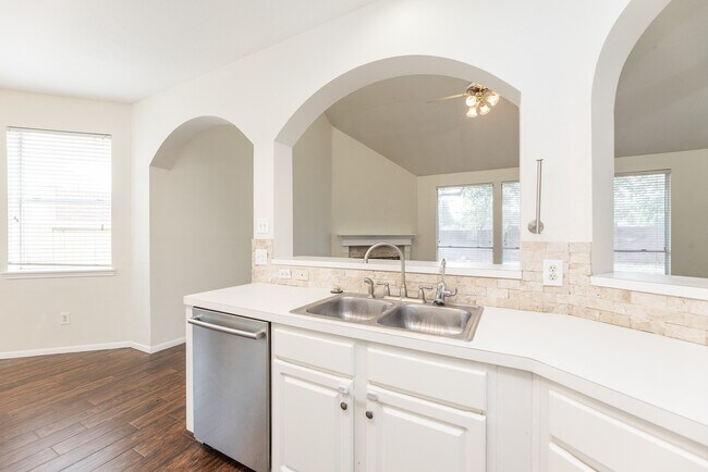 Building Photo - 910 Presley Way