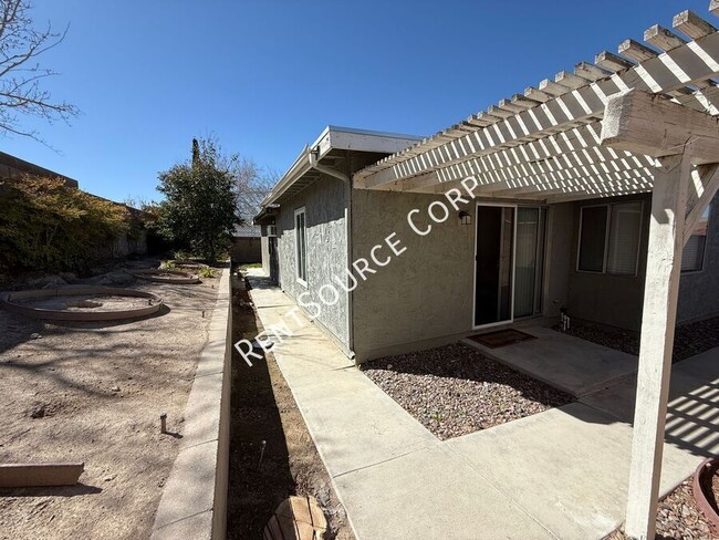 Building Photo - 4 Bedrooms/3 Bathrooms Single Story Home f...