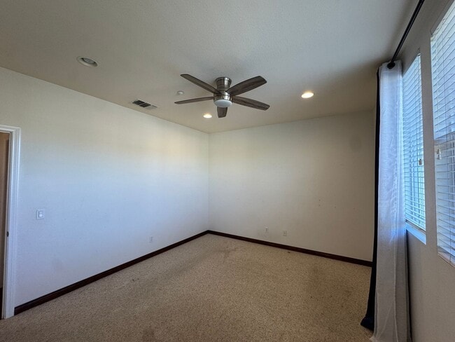 Building Photo - 5 Bedroom Luxury home