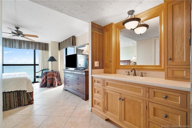 Building Photo - 10410 S Ocean Dr