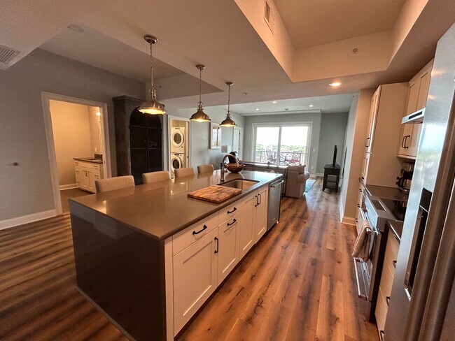 Building Photo - Two bedroom end unit condo with stunning d...
