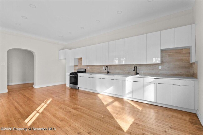 Building Photo - 840 Clay Ave