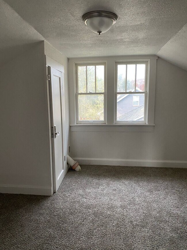 Building Photo - LIMITED TIME**NO APPLICATION FEE**1/2 OFF ...