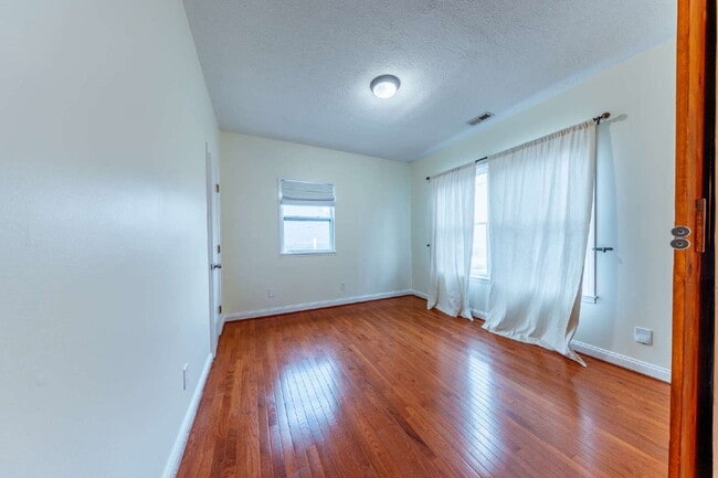 Building Photo - NOW AVAILABLE!  Charming East Nashville Bungalow for Lease!