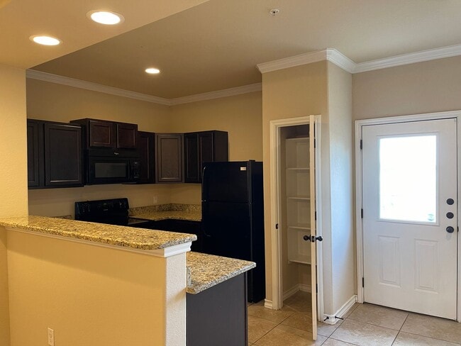 Building Photo - Town home for rent