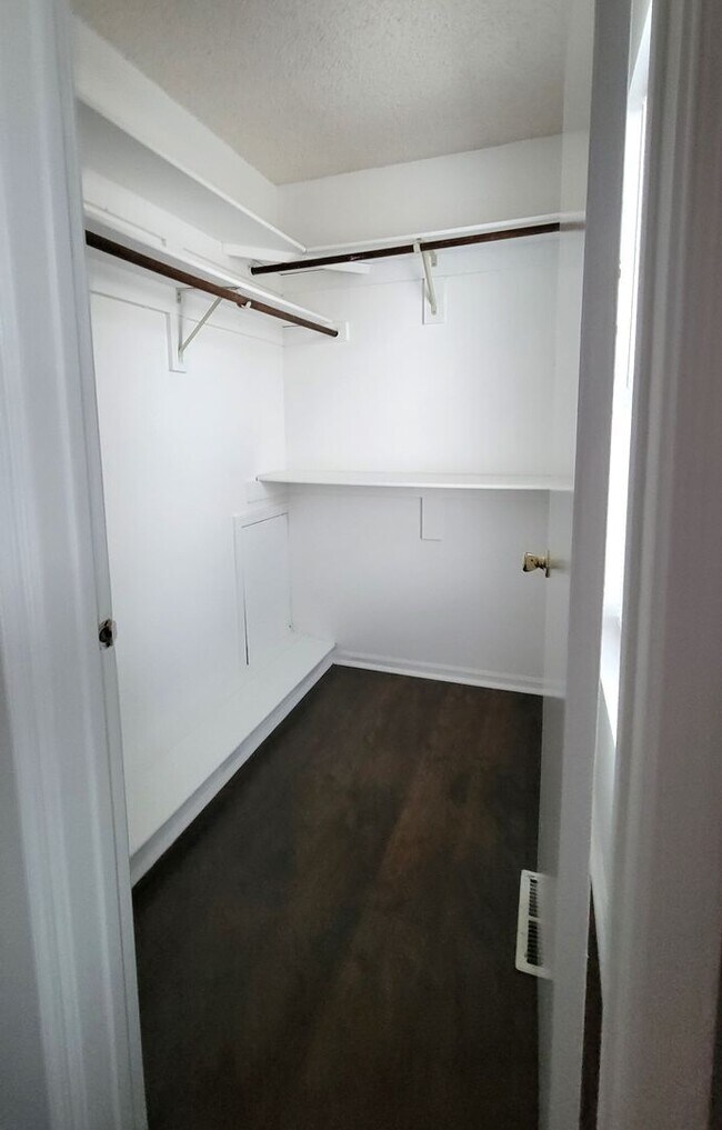 Building Photo - Spacious 3 bedroom house