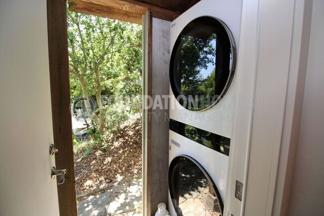 Building Photo - 47 Woodside Ln