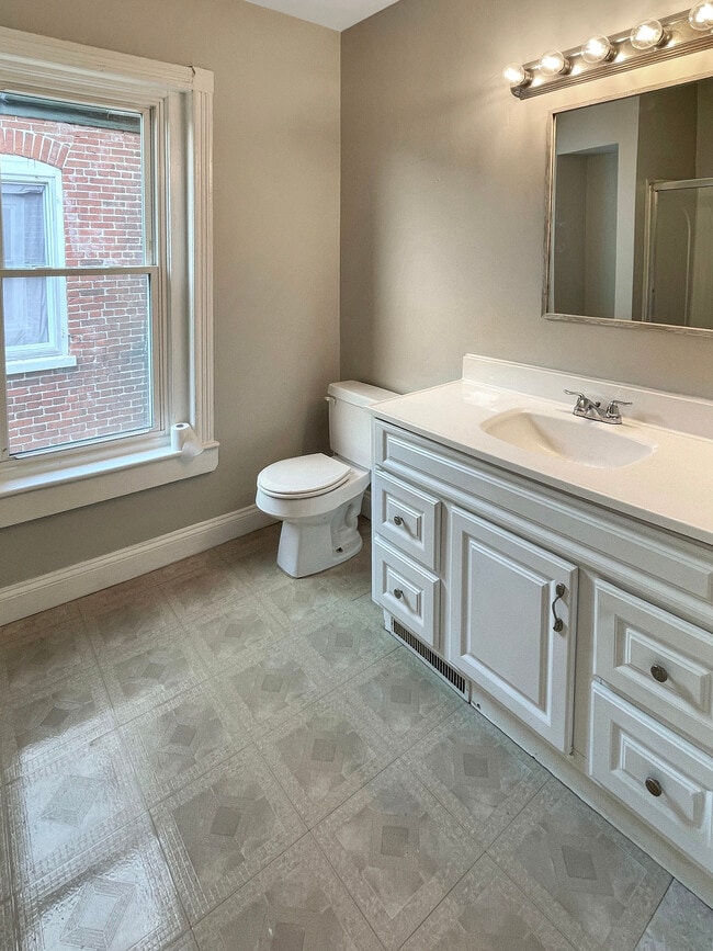 Building Photo - 334 Oak St