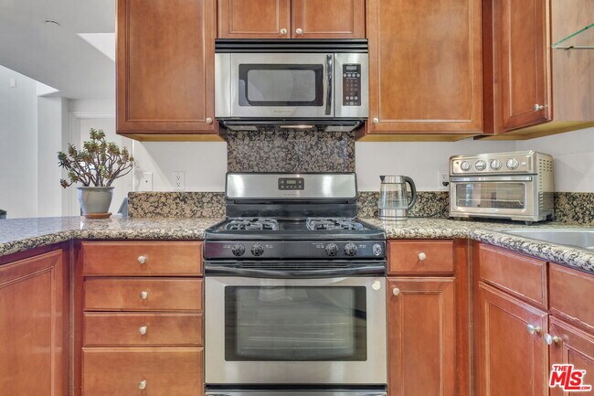 Building Photo - 15206 Burbank Blvd