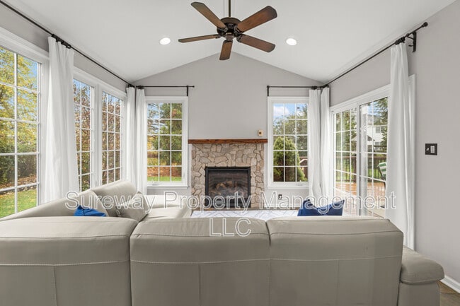 Building Photo - 2 Heather Ln