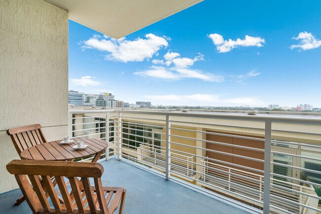 Building Photo - 3256 NE 1st Ave