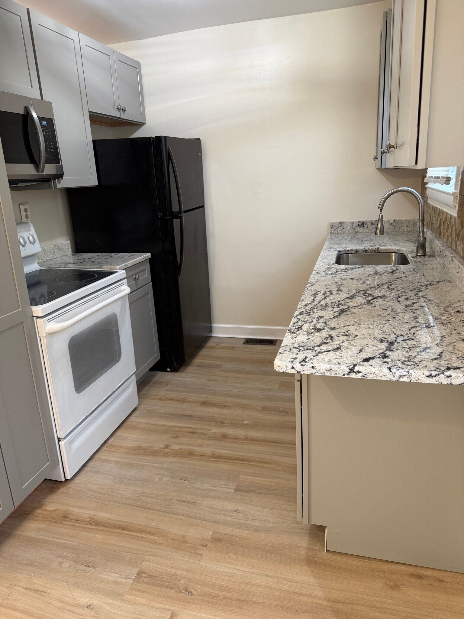 Kitchen - 828 Maury Ave