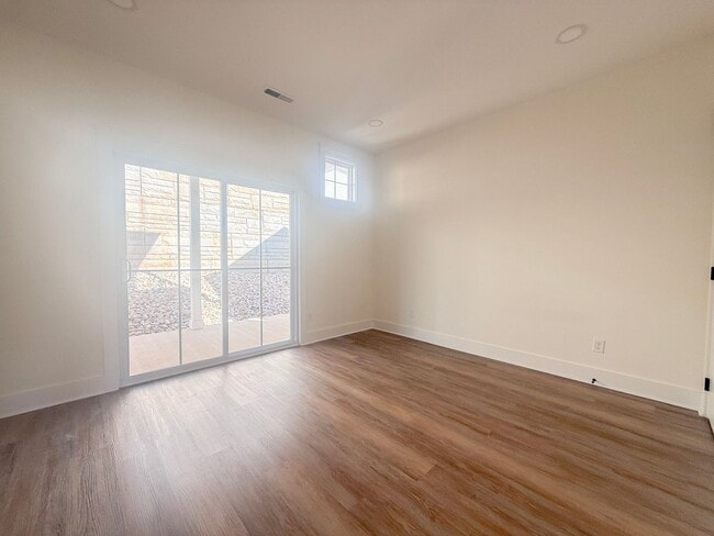 Building Photo - 1347 Belfair St