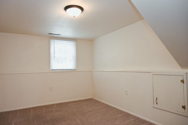 Building Photo - *COMING SOON* Gorgeous 5 Bed 2 Bath Home f...