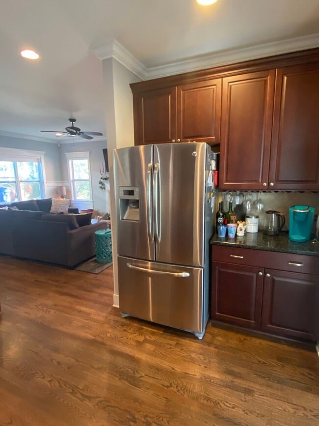 Building Photo - Beautiful Downtown home