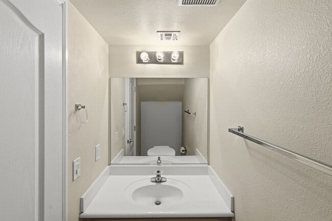 Building Photo - GORGEOUS TWO STORY TOWNHOME IN LAS VEGAS