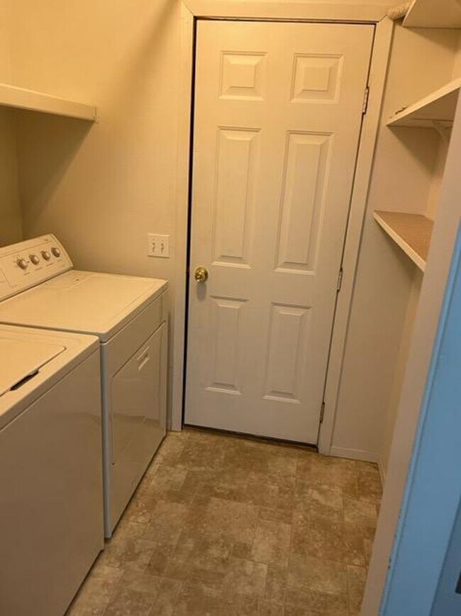 Building Photo - 2 bedroom 2 bath PLUS LOFT with single car...