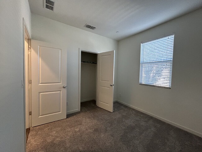 Building Photo - Fresh 3 Bed, 2 Bath Home - Close to shopping!