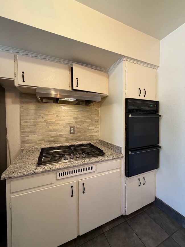 Building Photo - 3 Bedroom 2 Bathroom House on Corner Lot with 2 Car Garage Locate din Irwin Estates