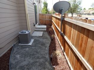 Building Photo - Modern & Convenient 3BR/3BA Home! AVAIL 07/15