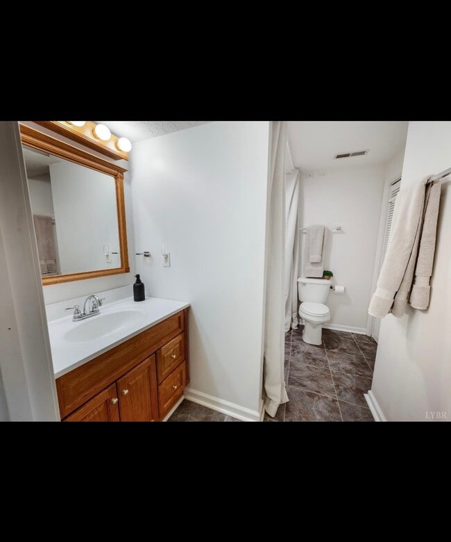 Building Photo - 224 Dove Ct