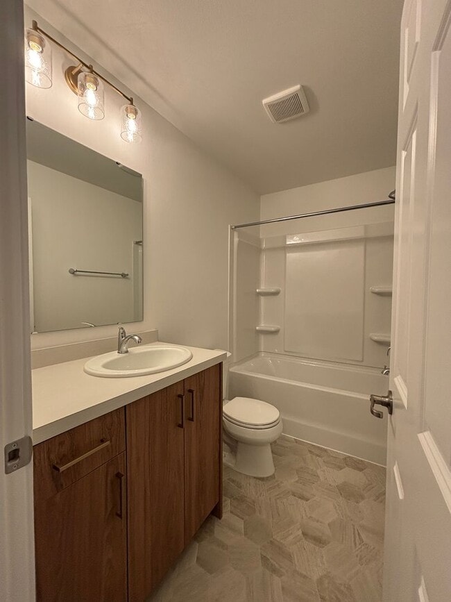 Building Photo - 3 Bed 3 Bath Townhome