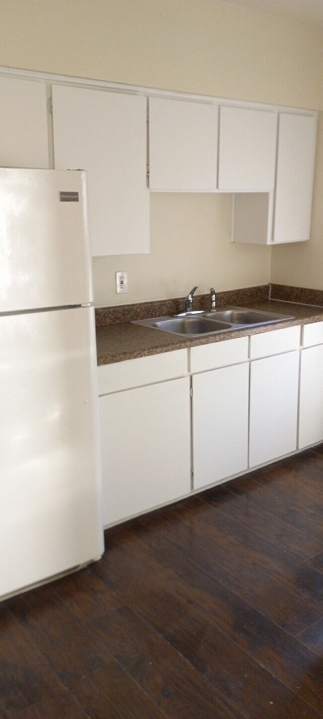 Building Photo - 1701 Dawson St