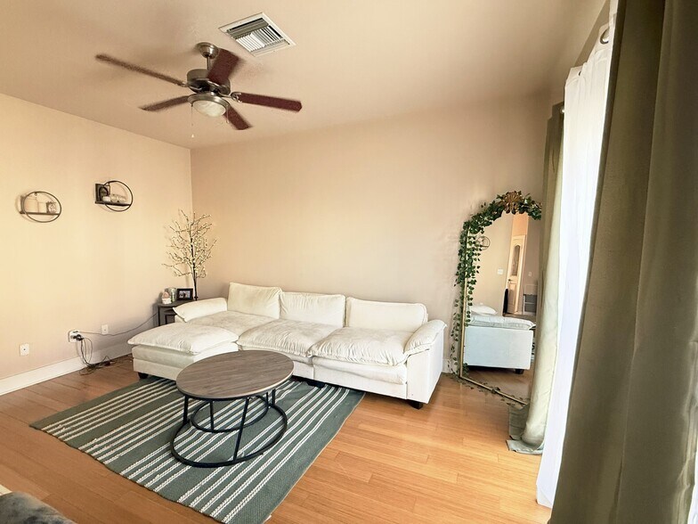 Building Photo - 13420 Lyndhurst St