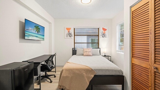 Building Photo - 219 W 41st St