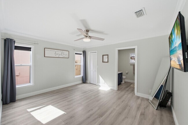 Building Photo - 5635 Lake George Pl