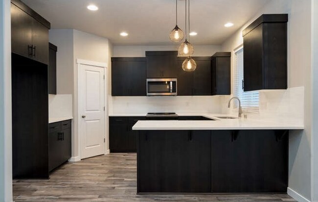Building Photo - 4910 NE 65th Ct