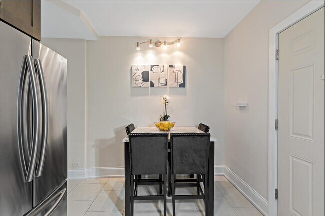 Building Photo - 5536 S King Dr