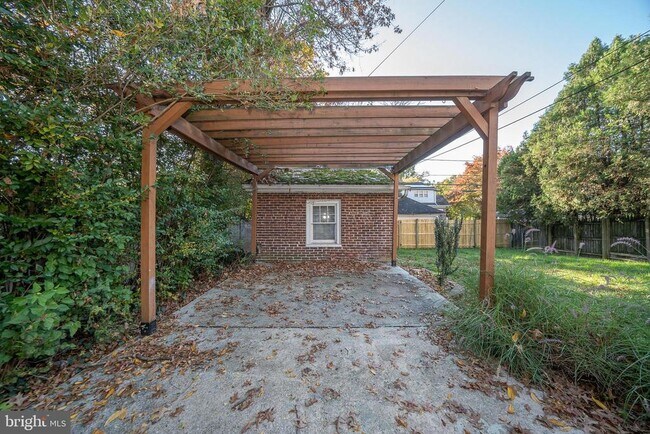 Building Photo - 709 E 20th St