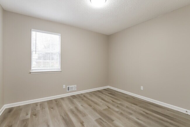 Building Photo - 1175 Riverside Trce