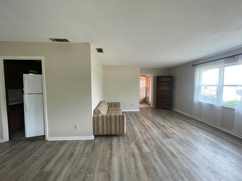 Building Photo - 213 E Pecan Rd