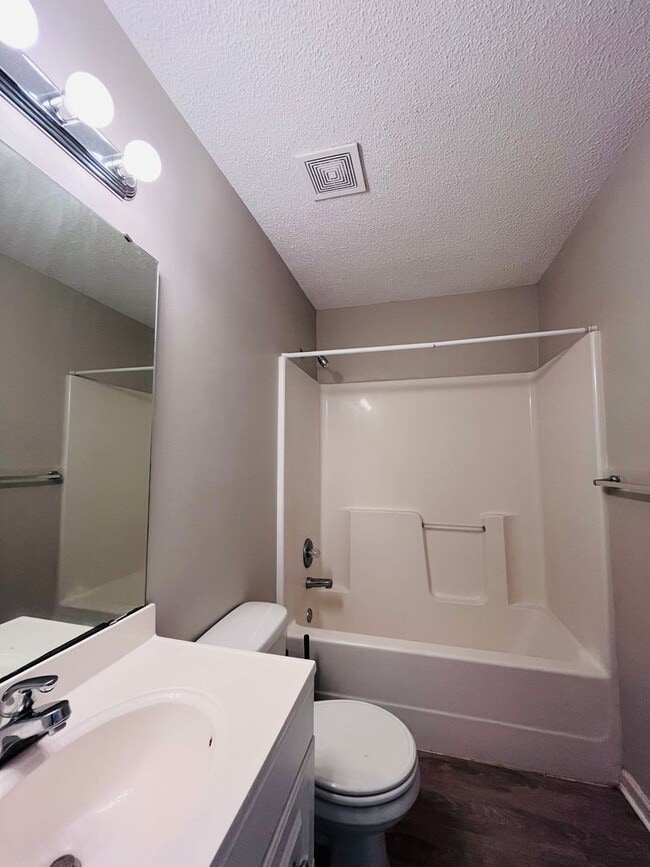 Building Photo - 3 BR/ 2 BA townhome located in Lakeshore E...