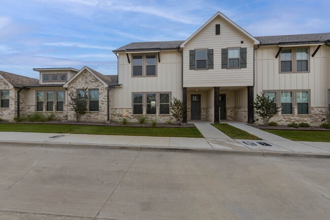 Primary Photo - Fenced yard and two car garage!