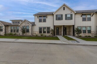 Building Photo - Fenced yard and two car garage!