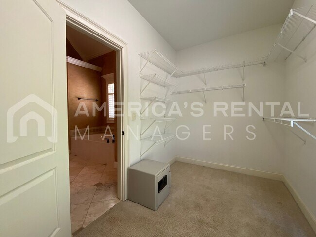 Building Photo - Private Estate Living on Over 3 Acres! Available to view NOW!