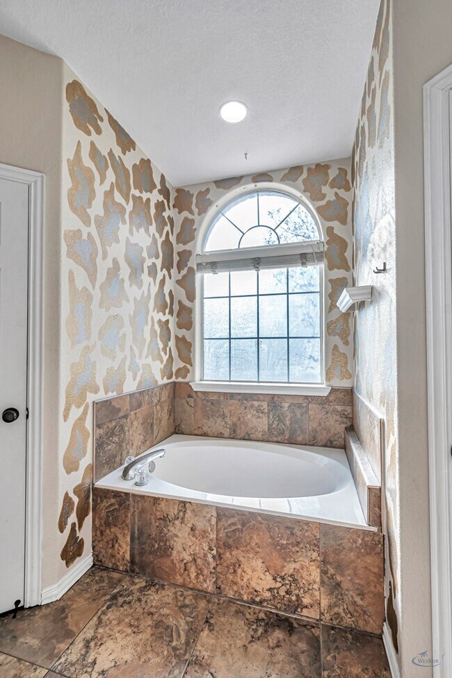 Building Photo - 6915 Robbie Rd