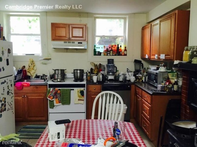 Building Photo - 42 Pearl St